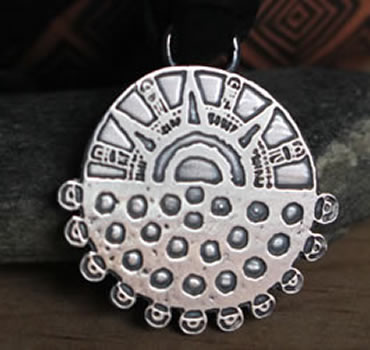 Collar Eclipse que retoma el motivo azteca del sol y la noche