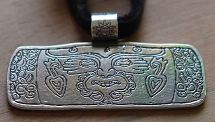 Collar Xochipilli, realizado a partir de un tambor azteca que muestra al dios de la música.