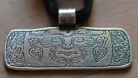 Collar Xochipilli, realizado a partir de un tambor azteca que muestra al dios de la música.