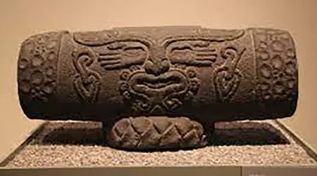 Teponaztli o tambor azteca con el dios de la música Xochipilli.