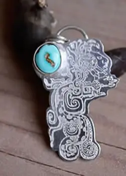 Dije Kukulkán que muestra al dios Serpiente Emplumada de los mayas.
