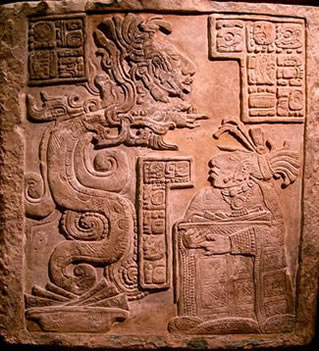 Piedra grabada con la Serpiente-Visión, Kukulkán, del sitio arqueológico de Yaxchilán, México.