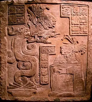 Piedra grabada con la Serpiente-Visión, Kukulkán, del sitio arqueológico de Yaxchilán, México.