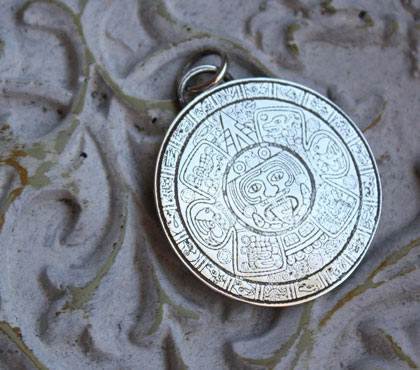 Dije Mesoamérica que retoma el corazón de la Piedra del Sol de los aztecas.