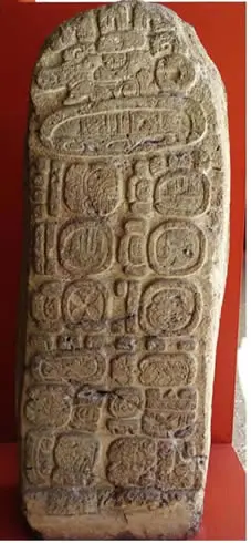 Ejemplo de estela maya que muestra el mismo modelo que utilizamos para nuestras joyas (Uaxactún, Guatemala).