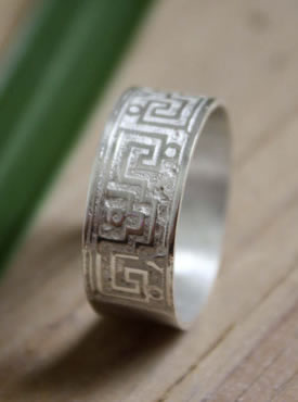 Anillo Serpiente de Agua con grecas que pueden representar ojos