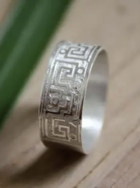 Anillo Serpiente de Agua con grecas que pueden representar ojos