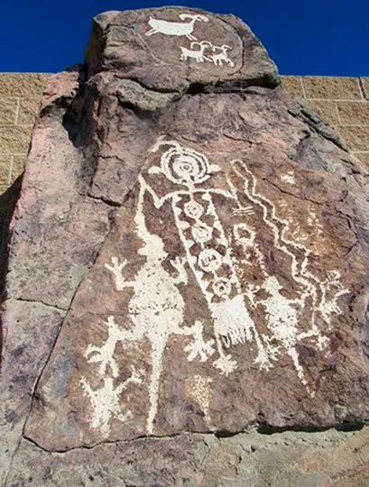 Petroglifo amerindio de Coso Range en California.