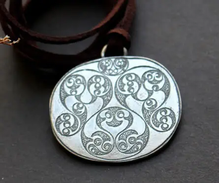 Collar espejo de Desborough elaborado a partir del reverso del famoso espejo celta inglés