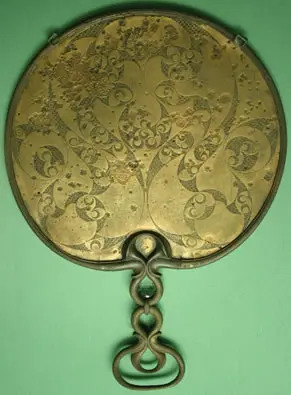 Reverso del espejo de Desborough, artefacto celta típico de La Tène insular.