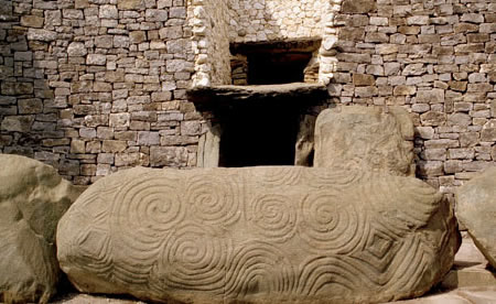 La piedra colocada en la entrada del túmulo de Newgrange.