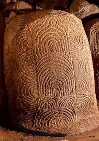 Collar Túmulo de Gavrinis que muestra los motivos neolíticos de una de las piedras del corredor del dolmen.