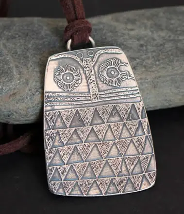 Collar búho del Neolítico que reproduce la representación del ave de la Edad del Cobre