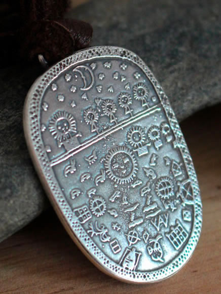 Collar Tambor chamánico que retoma los motivos de un instrumento tradicional sami