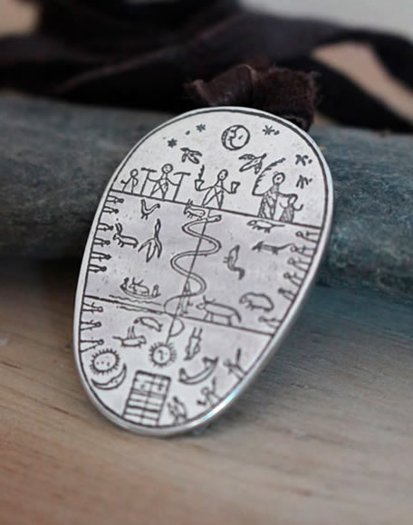 Collar realizado a partir de un tambor sami