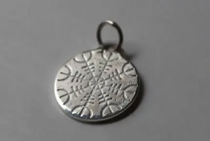 Collar Runa de Islandia con el galdrastafir de Ægishjálmur