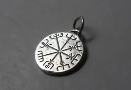 Collar Runa de Islandia con el galdrastafir Vegvísir