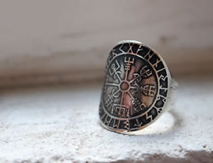 anillo con el galdrastafir de Vegvísir