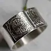 Compromiso sincero: anillo de iniciales al estilo de la iluminación medieval en plata.