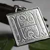 Dije de iluminación medieval