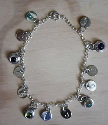 Pulsera El árbol de Jessé con las piedras de nacimiento y las iniciales de cada miembro de la familia