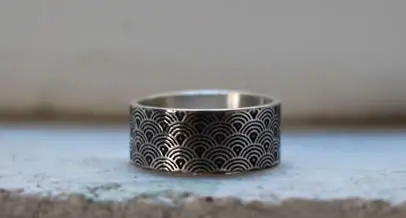 Anillo japonés Seigaiha que representa el mar en calma