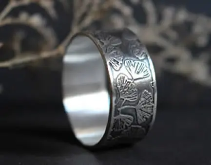 Anillo de ginkgo japonés en plata de ley.