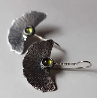 Aretes japoneses de plata de ley con forma de hoja de ginkgo.