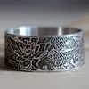 Anillo Carpa en un estanque de lotos japones