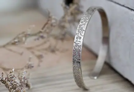 Pulsera japonesa de flores de cerezo