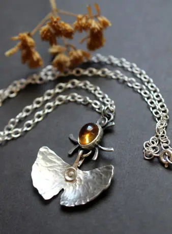 Dije japonés de hoja de ginkgo en plata de ley