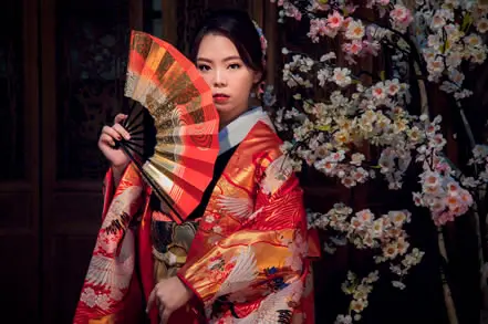 Geisha japonesa con su abanico.