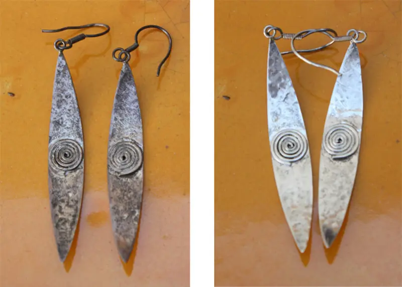 Aretes de plata, antes y después de la limpieza de la oxidación natural, revelando un brillo renovado y un resplandor deslumbrante.
