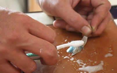 Frote sus joyas de plata con un cepillo de dientes suave.