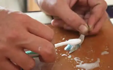 Frote sus joyas de plata con un cepillo de dientes suave.