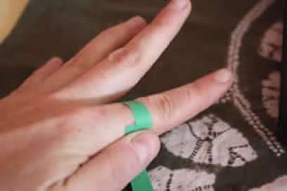 Medir el dedo con una tira de papel