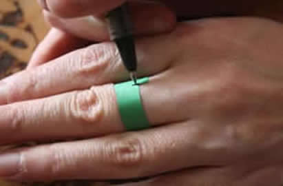 Marcador en el medidor de anillos de papel