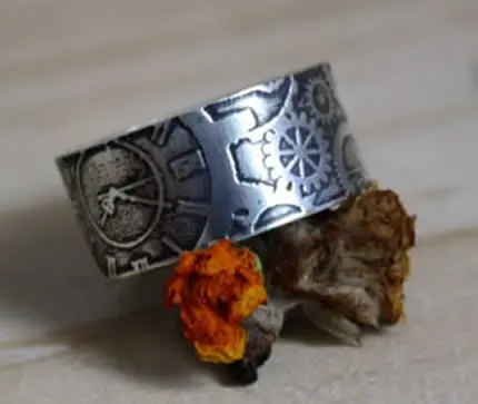 Anillo de plata grabado