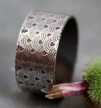 Anillo de plata grabado