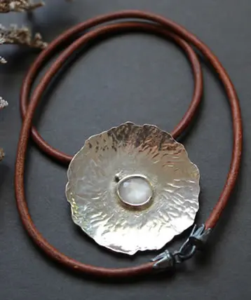 Collar de Nenúfar bajo la Luna, con piedra de luna para los nacidos en abril
