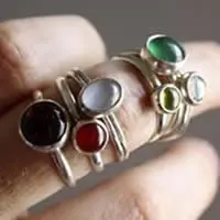 Anillo de plata y piedra de nacimiento.
