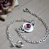 Pulsera circular de plata y piedra de nacimiento.