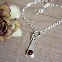 Pulsera triangular de plata y piedra de nacimiento.