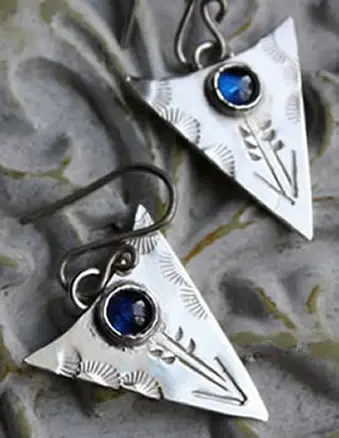 Aretes con zafiro, la piedra de nacimiento de septiembre