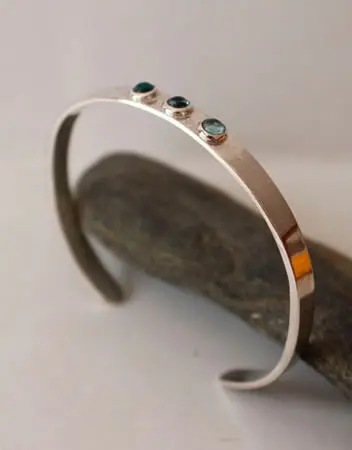 Pulsera Sarah, con zircones azules, para nacidos en diciembre.
