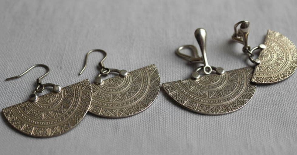 Sujetadores de aretes para orejas no perforadas en plata de alta calidad.