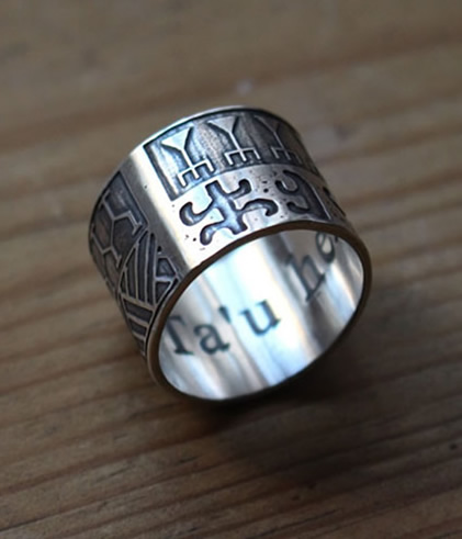 Anillo personalizado con motivos polinesios