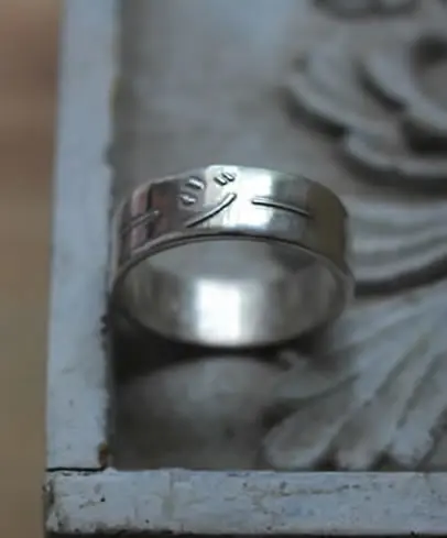 Anillo grabado con un nombre en japonés.