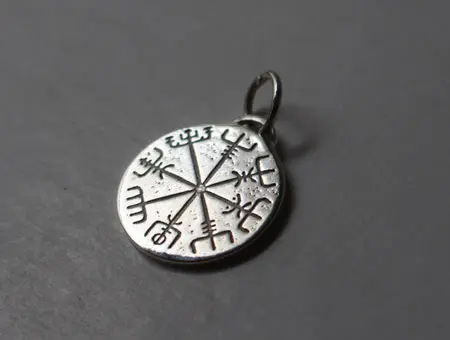 Dije de runa nórdica personalizado