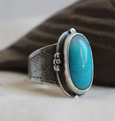 Anillo personalizado con temática marina y ágata azul.